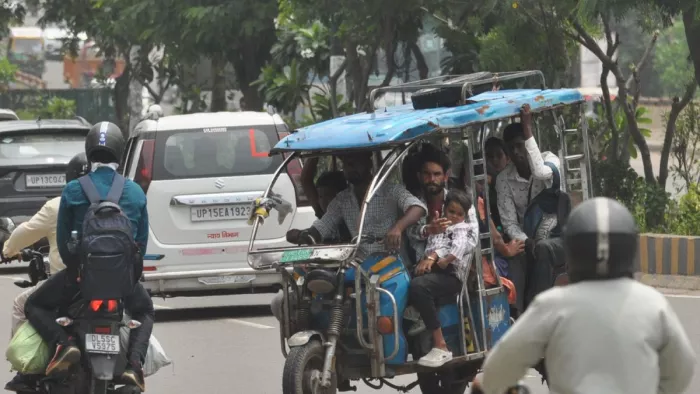 हिंडन रिवर मेट्रो स्टेशन के पास जीटी रोड पर गलत साइड में आता ई-रिक्शा चालाक। फोटो- अनिल बराल