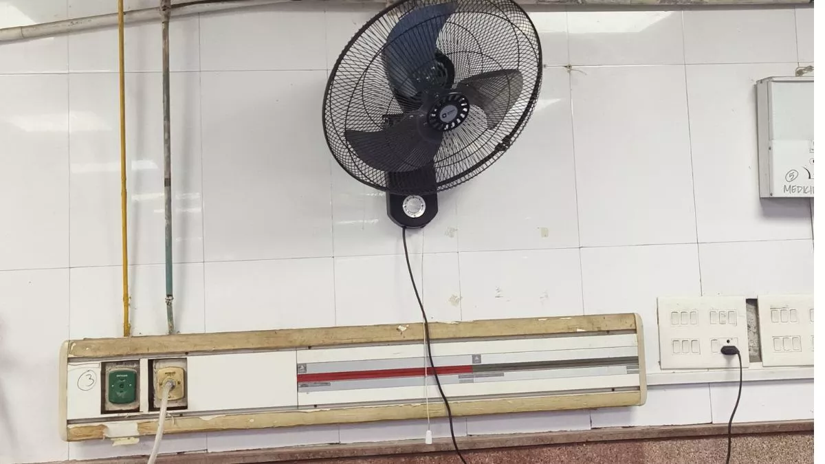 जीटीबी अस्पताल के मेडिसिन विभाग में बारिश के कारण हालात खराब, पानी जाने से करंट का खतरा
