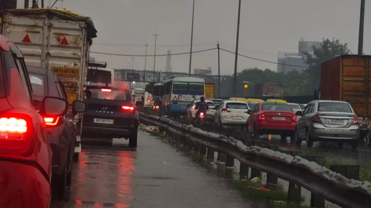 गुरुग्राम में सुबह से झमाझम बारिश, दिल्ली-जयपुर हाईवे पर लगा जाम; जलभराव से कई सड़कों पर थमी वाहनों की रफ्तार