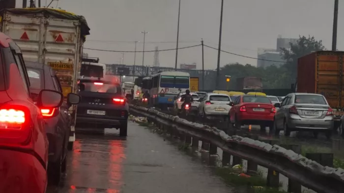 दिल्ली-जयपुर हाईवे पर वाहनों की कतारें लग गई। फोटो- जागरण