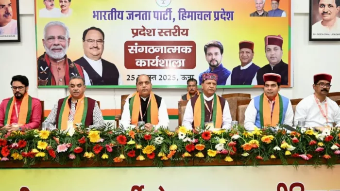 हिमाचल प्रदेश भाजपा की ऊना में आयोजित बैठक के दौरान मंच पर उपस्थित नेता। जागरण