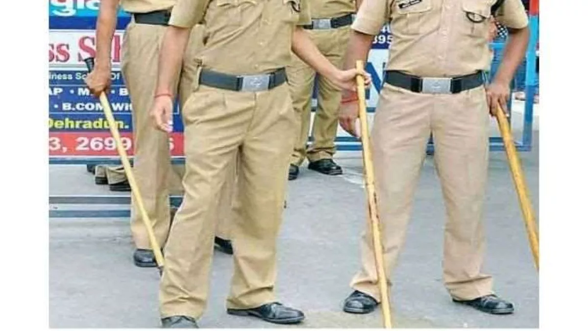 डायल-112 के सिपाही और होमगार्ड कबाड़ी से कर रहे थे वसूली, ग्रामीणों ने घेर लिया; हुई धक्का-मुक्की