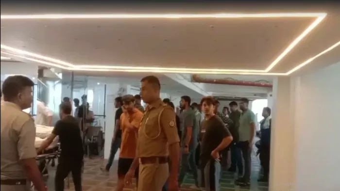 आइआइटी के साफ्टवेयर डेवलपर 25 वर्षीय दीपक चौधरी ने आत्महत्या कर ली।