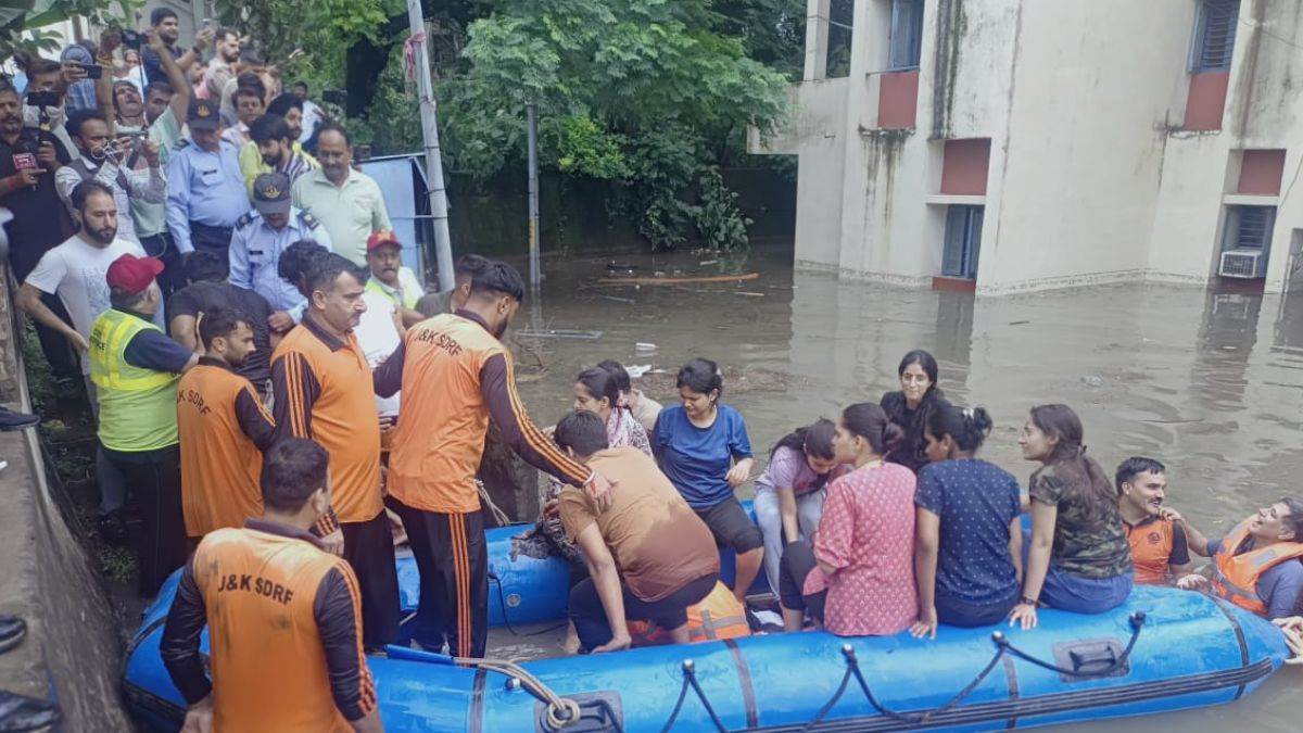 https://www.jagranimages.com/images/newimg/25082025/25_08_2025-jammu_rain_4_24024047.jpg