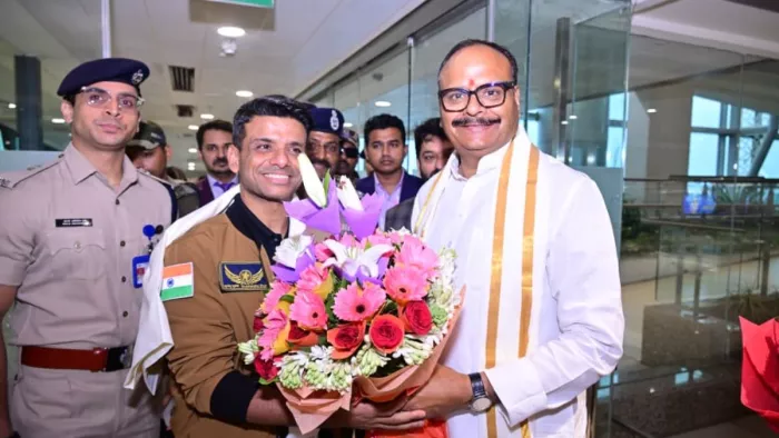 लखनऊ पहुंचने पर शुभांशु शुक्ला ने अंतरिक्ष को लेकर बताई बड़ी बातें