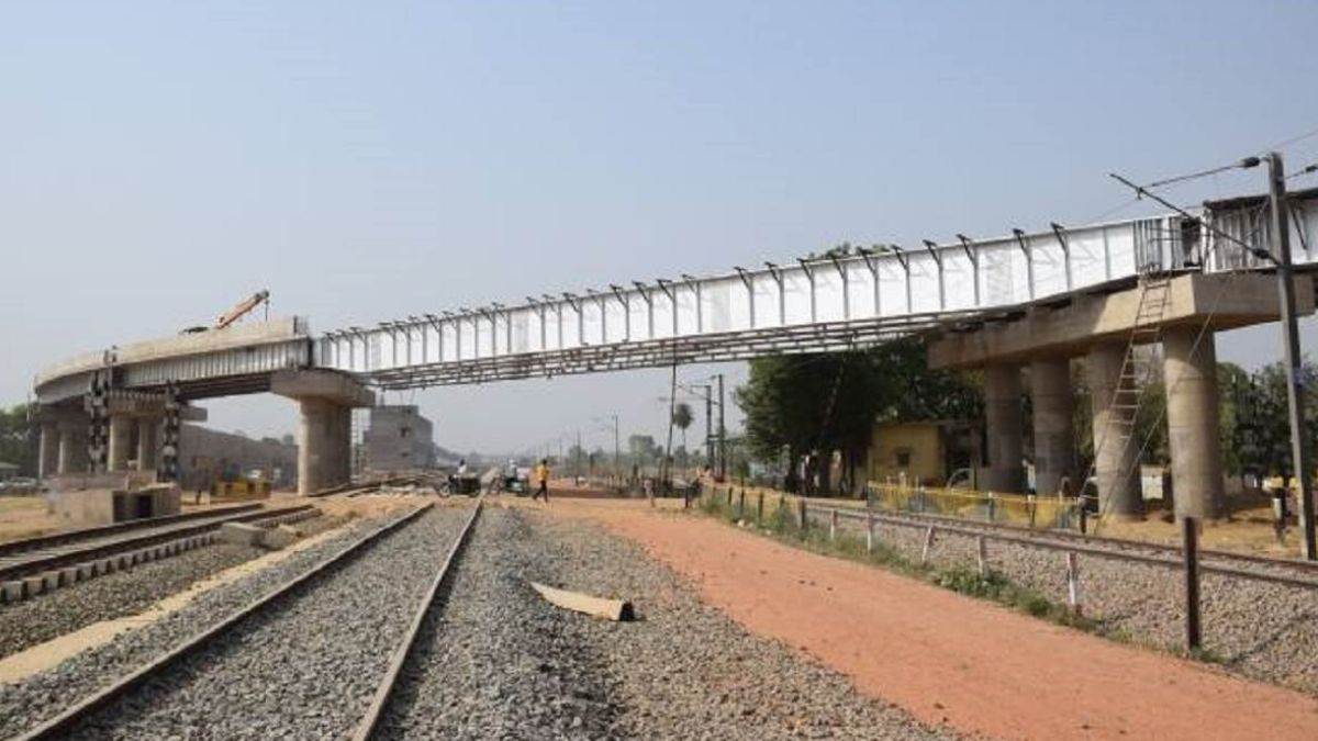 https://www.jagranimages.com/images/newimg/25082025/25_08_2025-overbridge_1_24025044.jpg