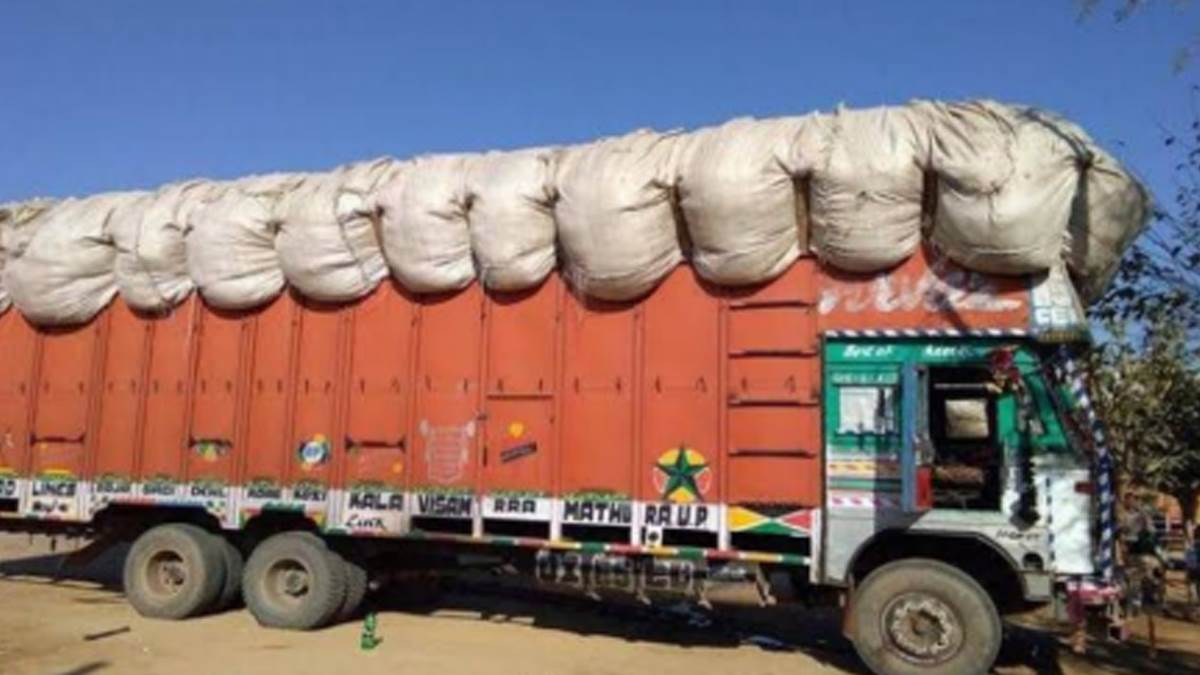https://www.jagranimages.com/images/newimg/25082025/25_08_2025-overloaded_vehicles_24024397.jpg