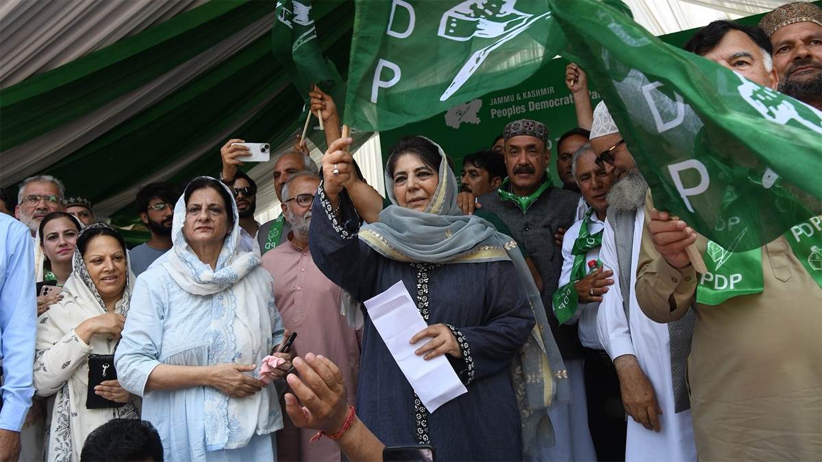 https://www.jagranimages.com/images/newimg/25082025/25_08_2025-pdp_protest_rally_srinagar_24024350.jpg
