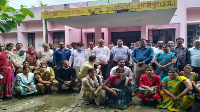 कर्मचारियों ने डाक्टर के साथ धक्का-मुक्की करने वालों के खिलाफ कार्रवाई की मांग की।