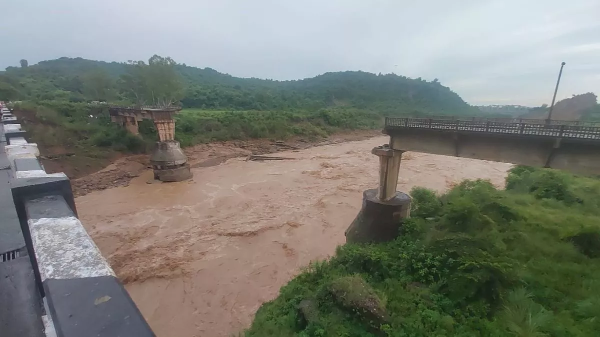 Punjab Weather: पंजाब में मानसून की सक्रियता ने बढ़ाई चिंता, भारी बारिश से उफान पर नदियां; पठानकोट में बहा पुल