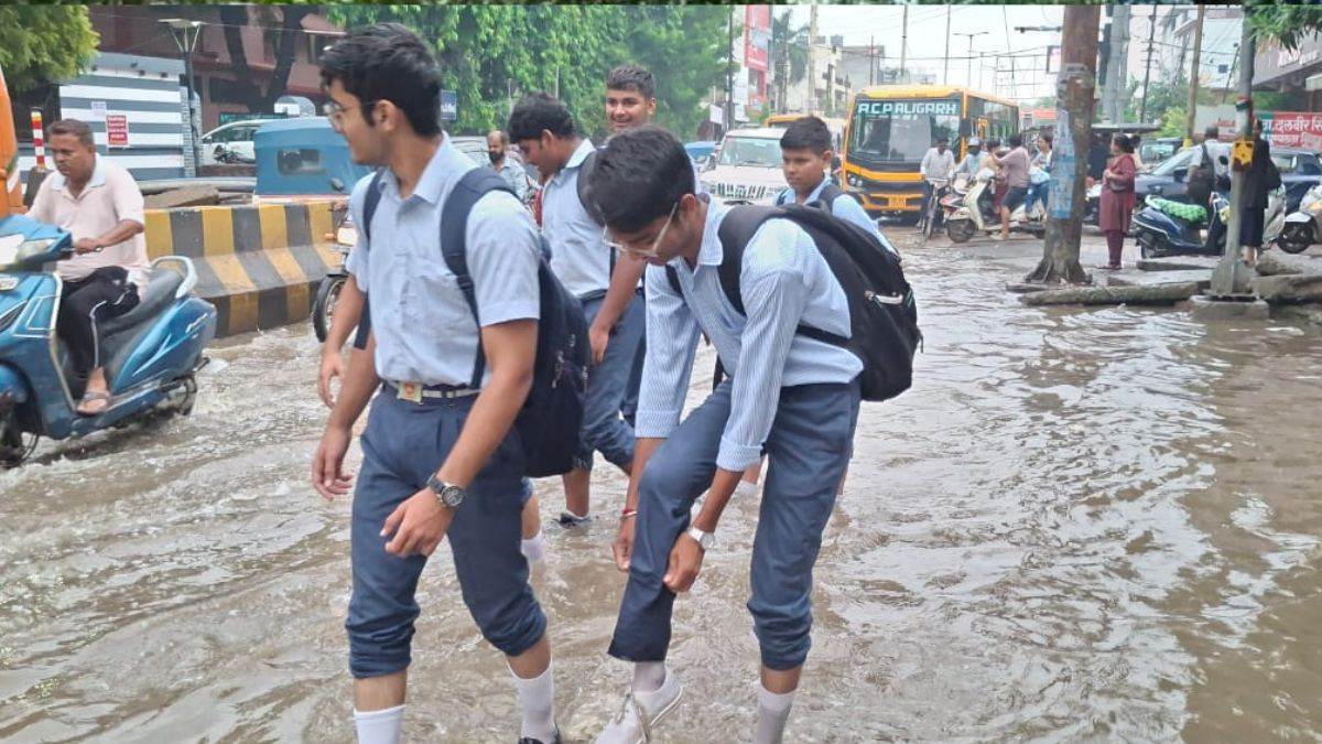 https://www.jagranimages.com/images/newimg/25082025/25_08_2025-rain_water_aligarh_24024100.jpg