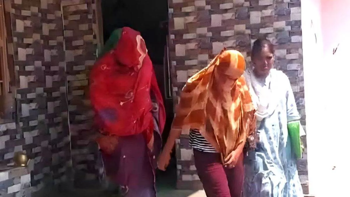 यूपी के इस ज‍िले में पकड़ा गया सेक्‍स रैकेट, पुल‍िस की छापेमारी से मचा हड़कंप; आपत्तिजनक वस्‍तुएं बरामद