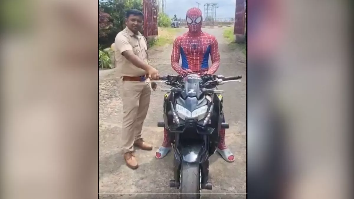 'स्पाइडर-मैन' का कट गया 15 हजार का चालान, बिना हेलमेट तेज रफ्तार से चला रहा था बाइक