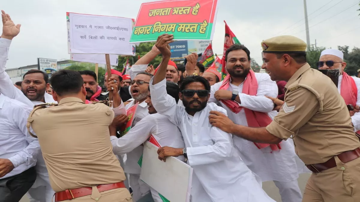 बढ़े House Tax को लेकर सपा का हल्ला बोल, मेरठ नगर निगम को कूच के दौरान पुलिस से नोकझोंक, धक्का-मुक्की, देखें फोटो