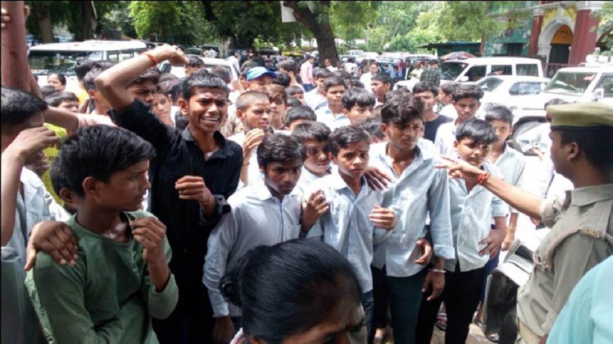 https://www.jagranimages.com/images/newimg/25082025/25_08_2025-student_protest_prayagraj_24024925.jpg