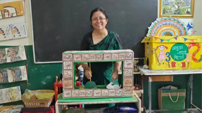अबुआ जादुई पिटारा से एक आइटम निकाल कर बच्चों को खेल खेल में पढाती शिक्षिका श्वेता शर्मा। (जागरण)