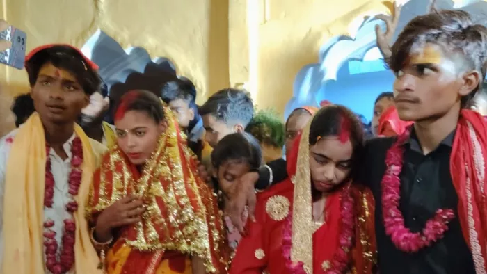 ग्राम बैरिया में मन्दिर में हिन्दू रीति रिवाज से ग्रामीणों की मौजूदगी में हुई शादी। जागरण