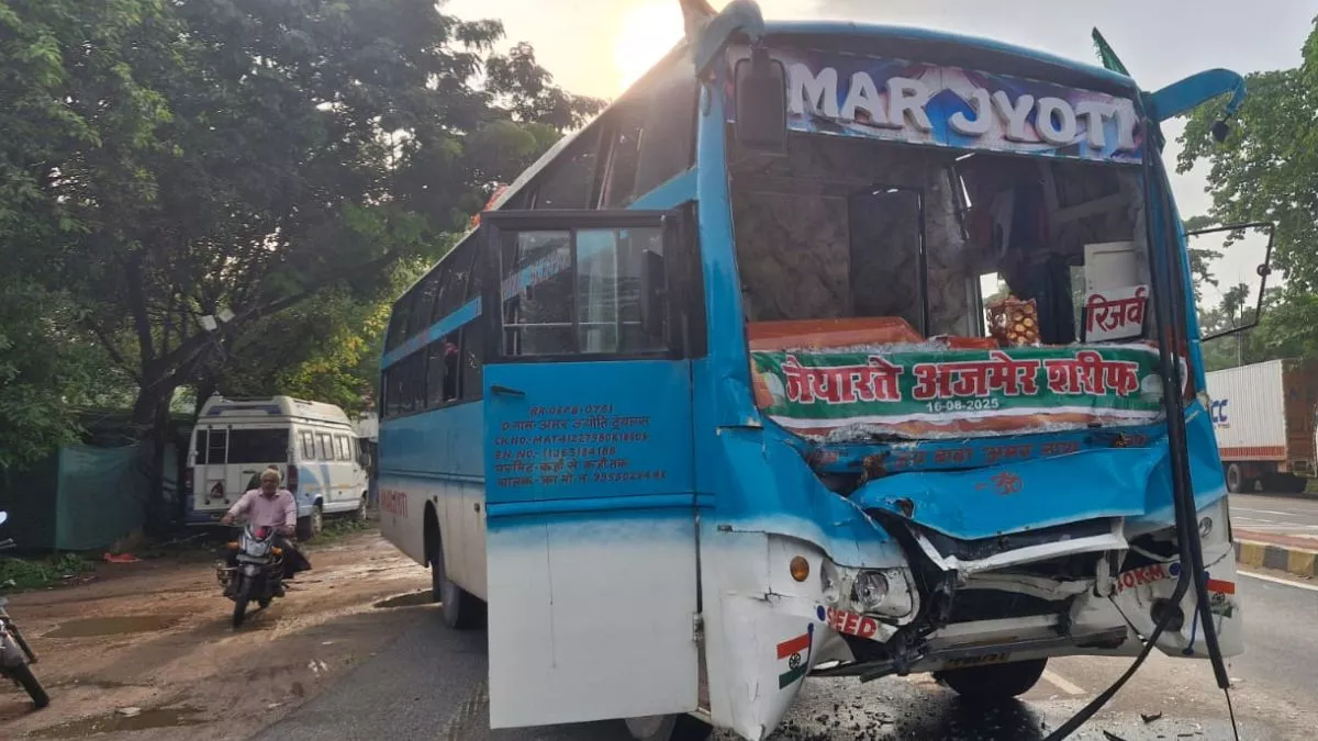 Kushinagar News : जायरीनों से भरी बस को ट्रक ने मारी टक्कर, 25 घायल, चालक की गई जान