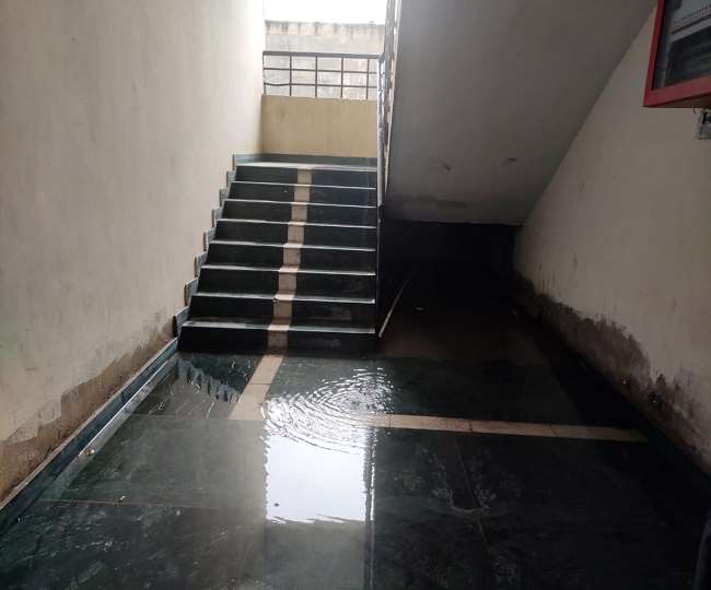 फैजाबाद रोड पर एलडीए के पारिजात अपार्टमेंट में लिफ्ट अचानक हुई बंद