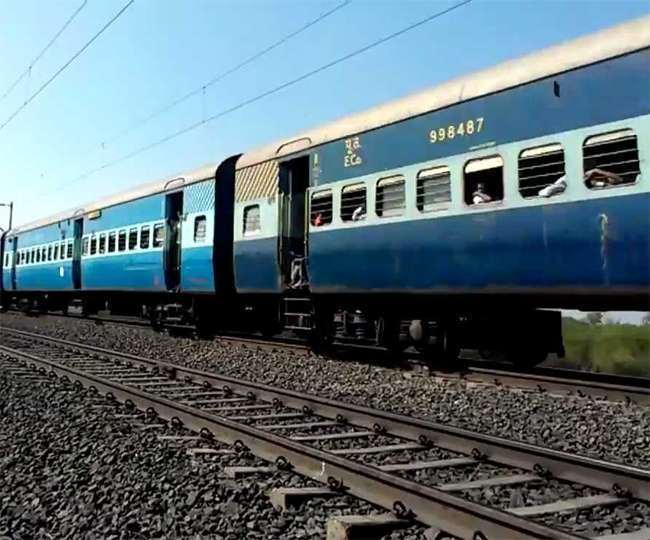 भारतीय रेलवे द्वारा संचालित ट्रेनों की सांकेतिक फोटो।
