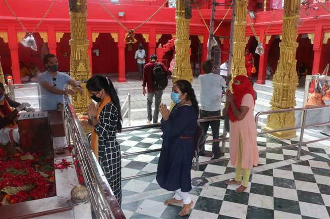 दुर्गाकुण्ड स्थित दुर्गा मंदिर शुक्रवार से आम श्रद्धालुओं के लिए खोल दिया गया।