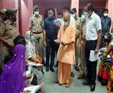 गोरखनाथ मंदिर में लोगों की समस्या सुनते मुख्यमंत्री योगी आदित्यनाथ। जागरण