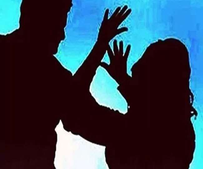 लुटेरे ने पार्किंग में घुसकर वारदात को अंजाम दिया है।