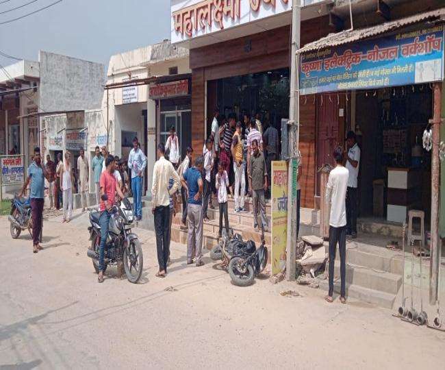 एक युवक हवाई फायर करते हुए बाजरे के खेत में जा घुसा।