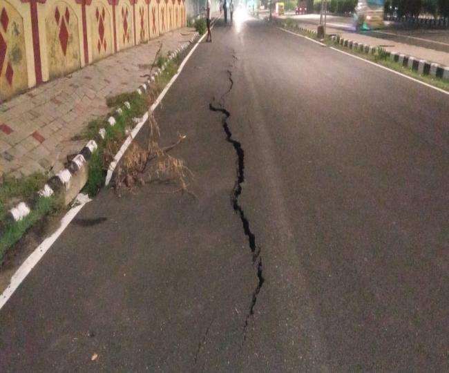 पालम फ्लाईओवर से दिल्ली कैंट मेट्रो स्टेशन की तरफ जाने वाली सड़क की सर्विस लेन में बड़ी दरार आ गई।