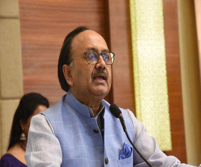 उत्तर प्रदेश के कैबिनेट मंत्री सिद्धार्थ नाथ सिंह मीडिया से बात करते हुए।
