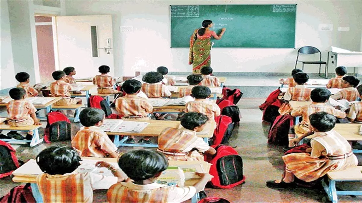 शिक्षा के क्षेत्र में उत्कृष्ट योगदान के लिए जिले के शिक्षकों को किया गया सम्मानित - ncr District teachers honored for outstanding contribution in the field of education