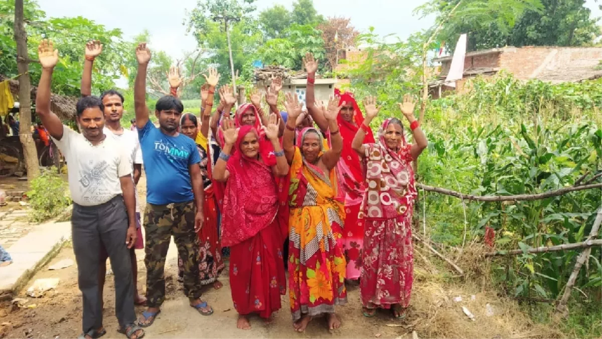 Basti: गांव में सफाई न होने से नाराज ग्रामीणों ने किया प्रदर्शन; सामूहिक दुष्कर्म के मामले में 4 पर मुकदमा दर्ज
