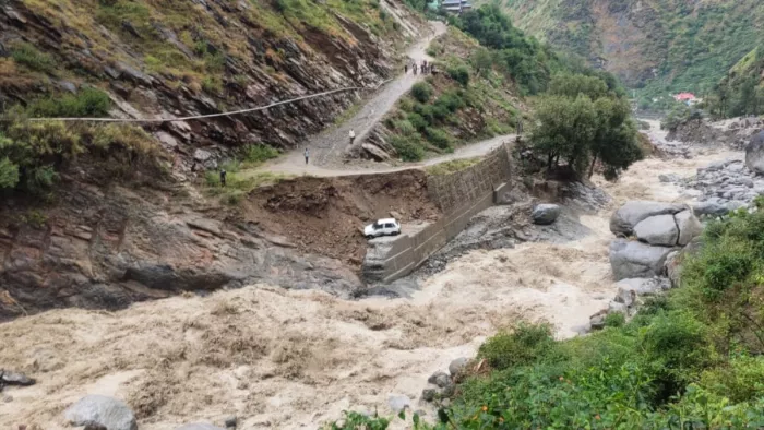 Cloudbursts in Chamba: मैहला की बकाणी खड्ड का बढ़ा जलस्तर। जागरण