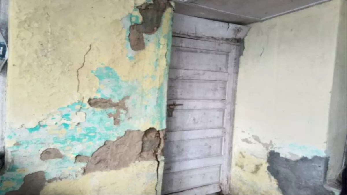 Himachal News: चिकित्सकों के आवास की छतों व दीवारों का गिरने लगा प्लास्टर, खौफ के साए में रात काटने को मजबूर