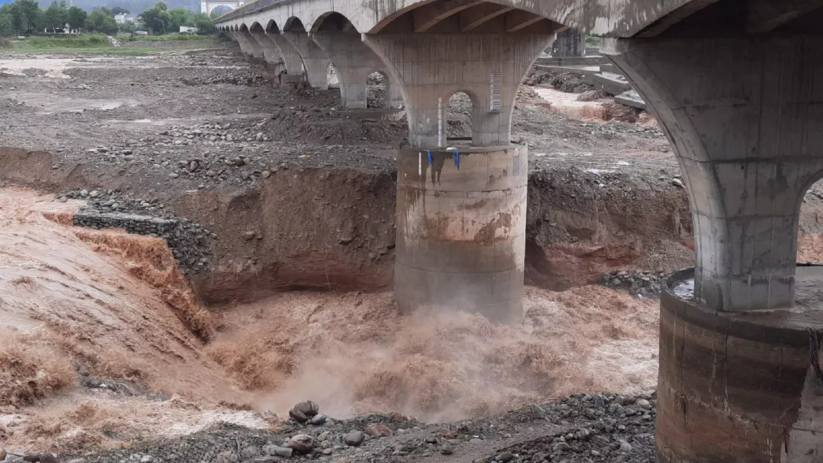 Chakki Bridge: भारी वर्षा से चक्की पुल के दो क्रेट बहे, यातायात तुरंत प्रभाव से बंद करने के आदेश