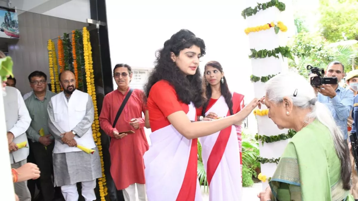 Anandiben Patel Visits Agra: आगरा में राज्यपाल आनंदीबेन पटेल ने किया विवि का निरीक्षण