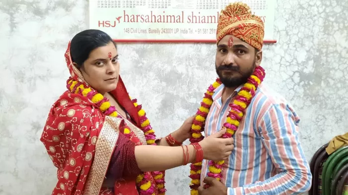 Unique Marriage News: प्रेमपाल को वरमाला पहनातीं पुष्पा (रोबिना खान)। जागरण