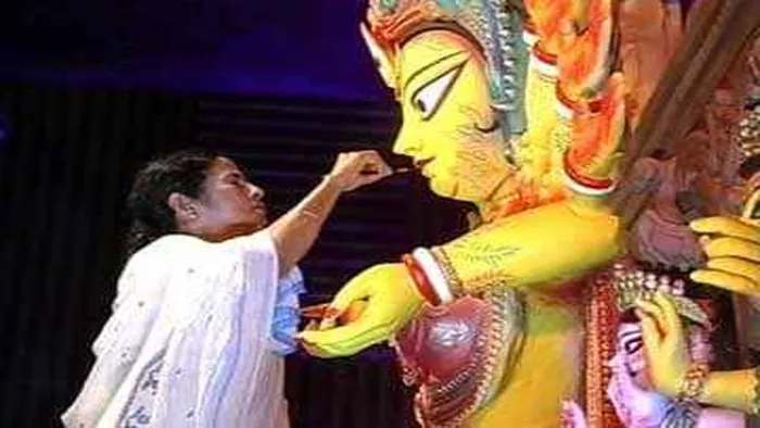 सीएम ममता बनर्जी मां दुर्गा की प्रतिका पेंट करतीं हुई। जागरण फाइल फोटो।