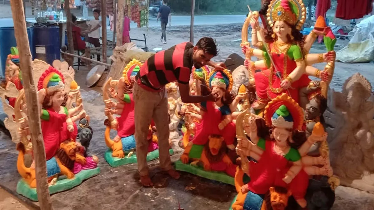 Durga Puja 2022: मिट्टी के भगवान देते हैं इन्हें रोजी रोटी का दान