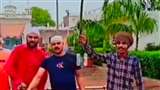 गुरुद्वारे पर कब्जे को लेकर तलवारे लहराते हुए लोग।