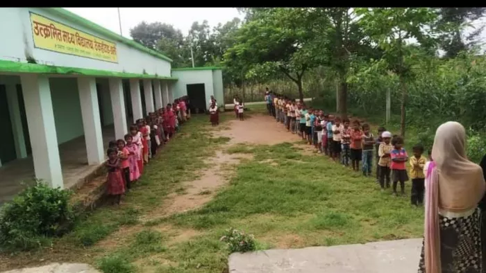 Jharkhand Prayer Controversy: सरकारी स्कूल में हाथ बांध कर प्रार्थना करते मुस्लिम समुदाय के छात्र।
