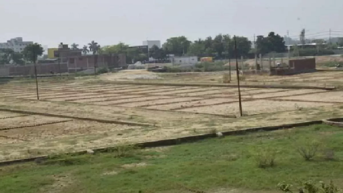 Kanpur में खलिहान की जमीन पर बनाया खेल का मैदान, अब प्रशासन कराएगा खाली, सुरक्षित जमीन पर बने कमरे