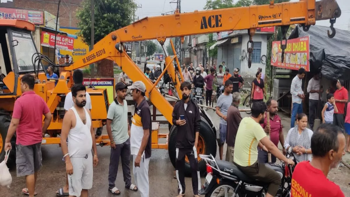 लुधियाना में सीवरेज के ओवरफ्लो से परेशान लोगों ने टाजपुर रोड पर लगाया जाम, विधायक मुंडिया से बैठक के आश्वासन के बाद खत्म किया धरना