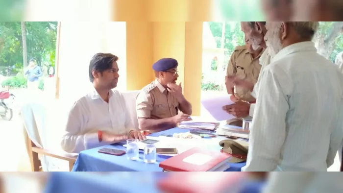 महोबा में देवी मां की मूर्ति स्थापित करने को लेकर दो पक्ष भिड़े।