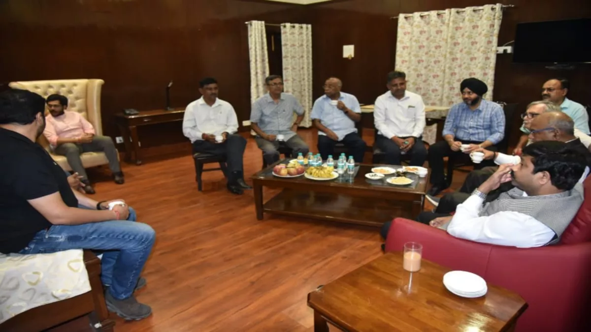 यूपी के कैबिनेट मंत्री नंद गोपाल गुप्‍त नंदी ने प्रयागराज के साथ उद्यमियों के साथ बैठक की।