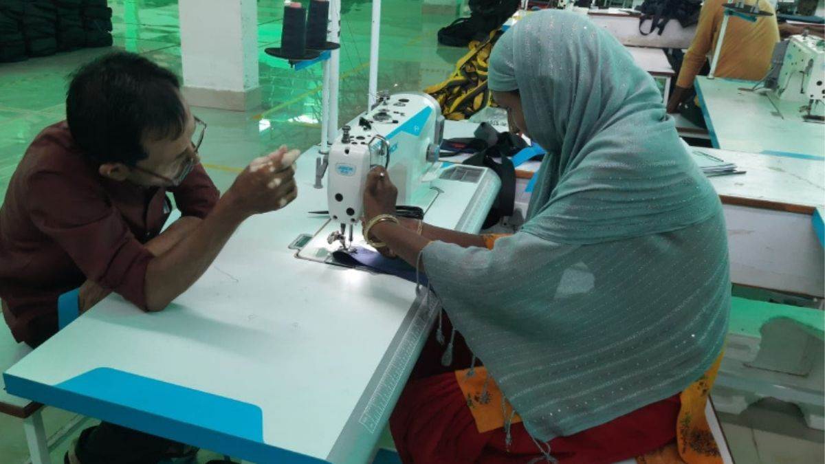 मुजफ्फरपुर रेड लाइट एरिया की महिलाएं वस्‍त्र बनाने के काम जुटीं। फोटो-जागरण