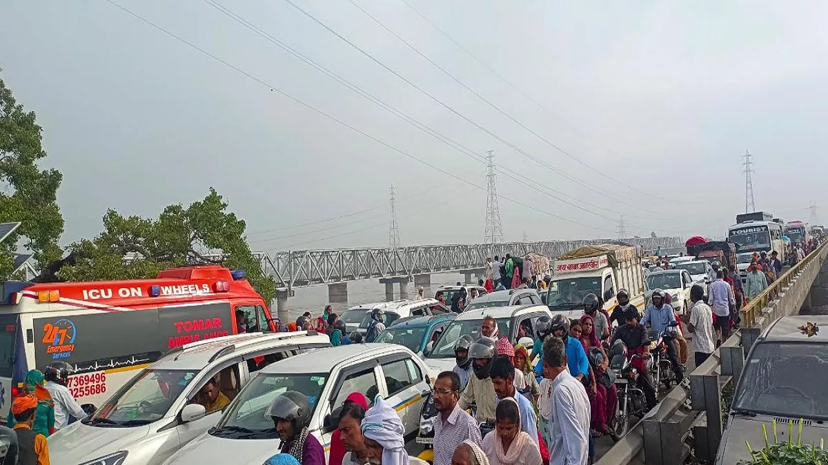 NH-24 Traffic Jam: गढ़मुक्तेश्वर में दिल्ली-लखनऊ हाईवे पर जाम में फंसे वाहन, भक्तों को गंगाघाट तक चलना पड़ा पैदल