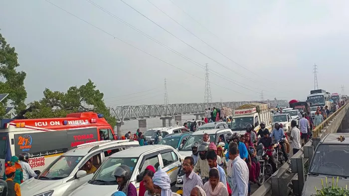 गढ़मुक्तेश्वर में दिल्ली-लखनऊ हाईवे पर जाम में फंसे वाहन।