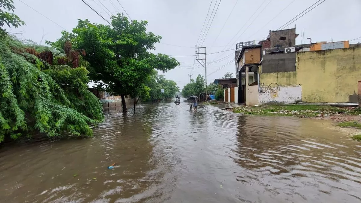 Damage due to rain : भारी बरसात से अलीगढ़ में एक दिन में 90 कच्चे-पक्के मकान क्षतिग्रस्त