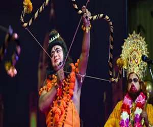 Delhi Ramlila News: दो वर्ष बाद भव्य रूप से सजे हैं मंच, दुर्गा पूजा को लेकर भी तैयारियां पूरी।